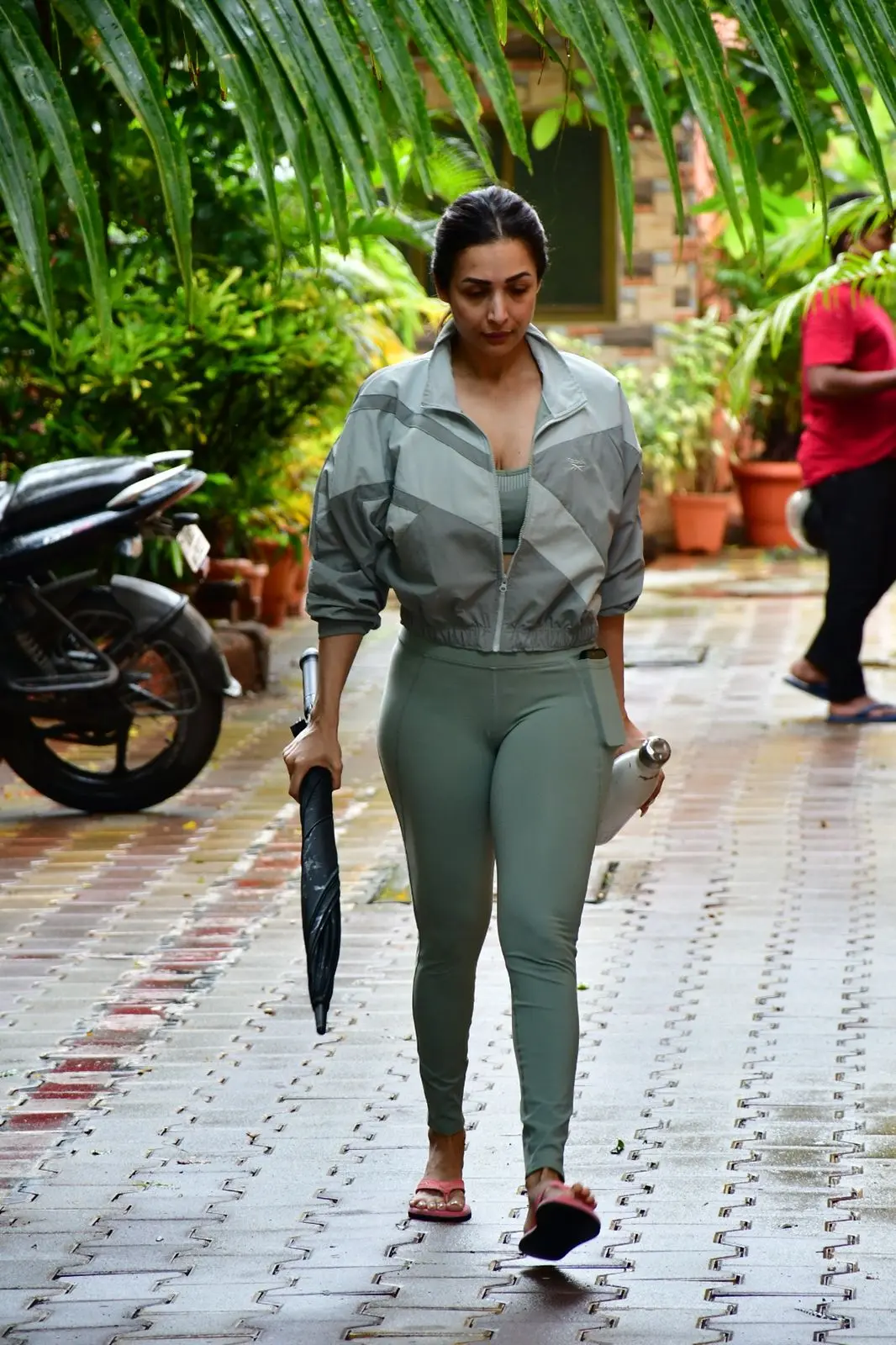 Dressed in athleisure wear that perfectly accentuated her toned physique, Malaika showcased her dedication to health and wellness